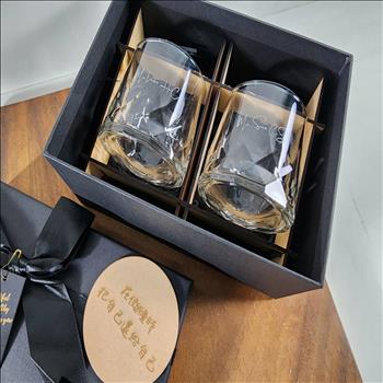 玻璃杯雕刻  旋轉威杯 雙入禮盒 不倒翁威士忌杯  可刻名字 LOGO 附禮盒紙袋 木質賀卡 | 展示圖