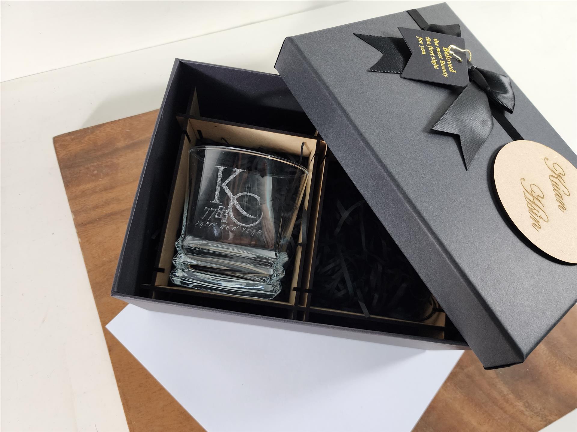 玻璃杯雕刻 細緻賽維亞方杯 雙入禮盒 可刻名字 LOGO 附禮盒紙袋 木質賀卡 | 第二張展示圖