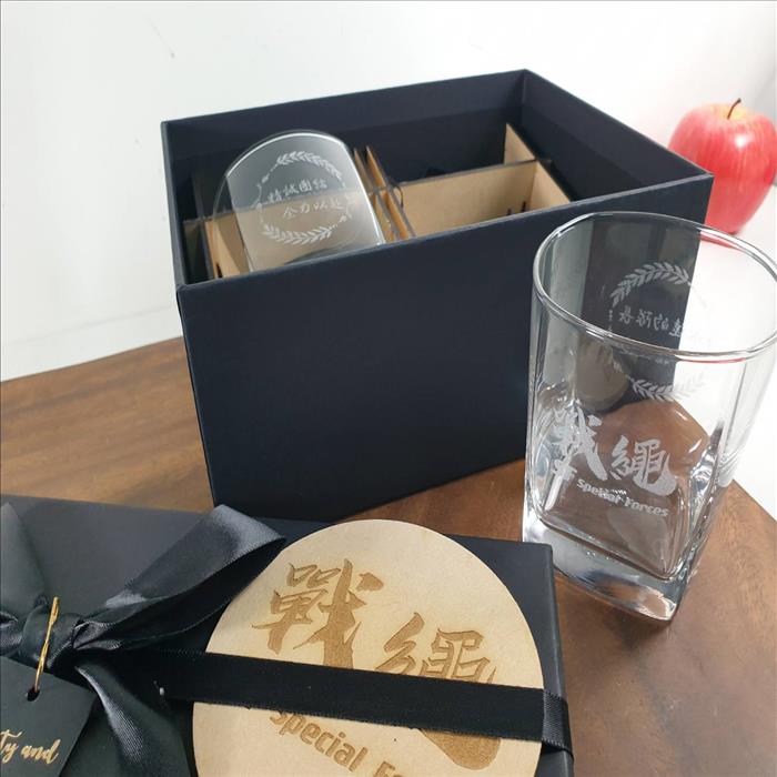 玻璃杯雕刻 四方威士忌酒杯 可刻名字 LOGO 附禮盒紙袋 木質賀卡 | 第三張展示圖