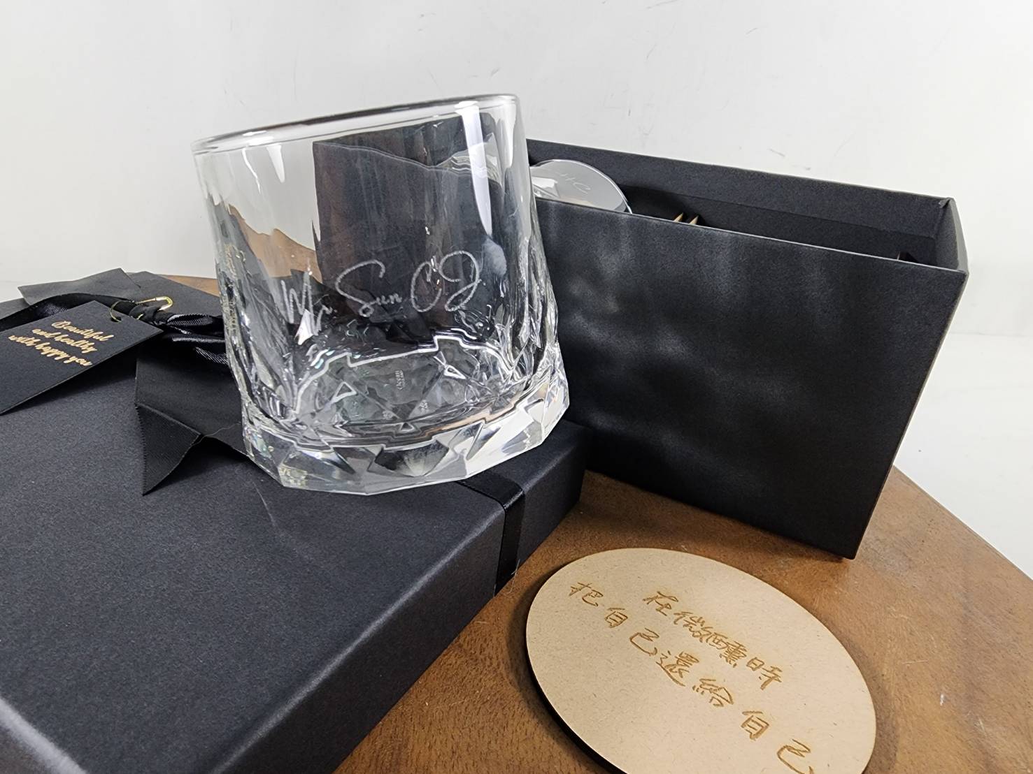 玻璃杯雕刻  旋轉威杯 雙入禮盒 不倒翁威士忌杯  可刻名字 LOGO 附禮盒紙袋 木質賀卡 | 第三張展示圖
