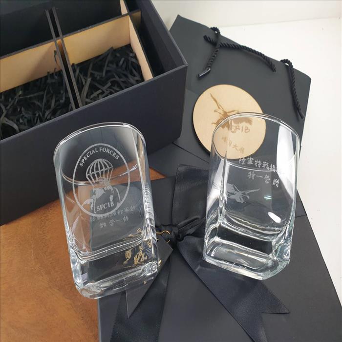 玻璃杯雕刻 四方威士忌酒杯 可刻名字 LOGO 附禮盒紙袋 木質賀卡 | 第四張展示圖