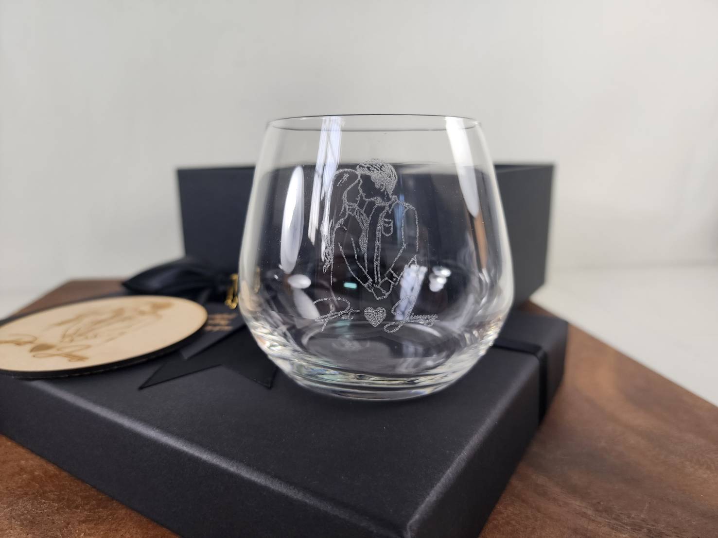 玻璃杯雕刻  威士忌酒杯 雙入禮盒 洛克杯 可刻名字 LOGO 附禮盒紙袋 木質賀卡 | 第四張展示圖