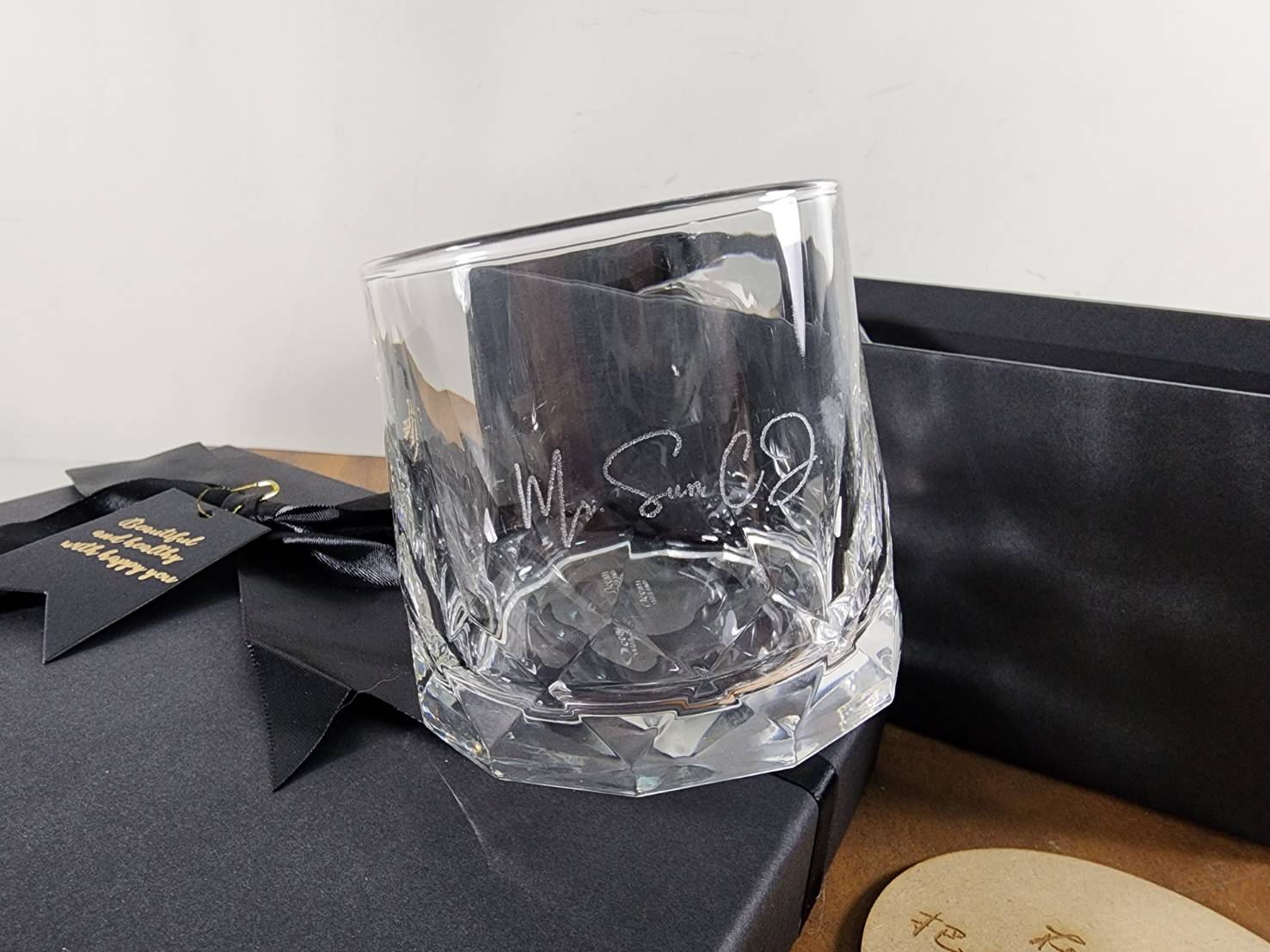 玻璃杯雕刻  旋轉威杯 雙入禮盒 不倒翁威士忌杯  可刻名字 LOGO 附禮盒紙袋 木質賀卡 | 第五張展示圖
