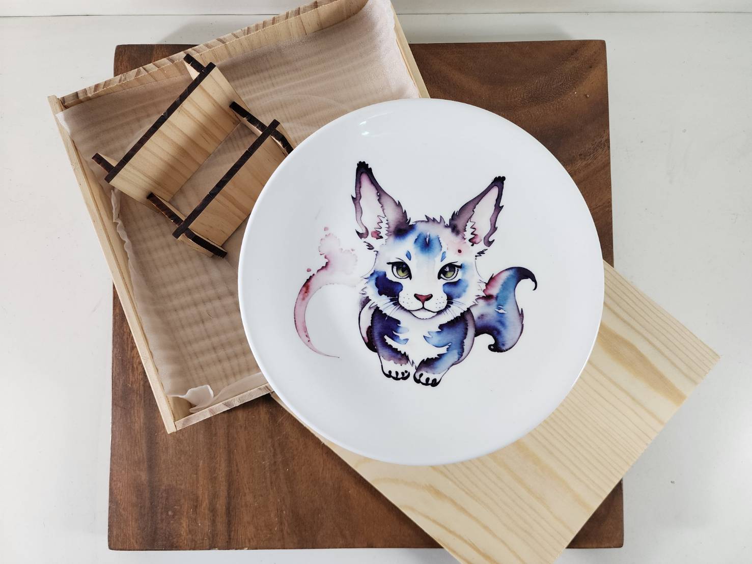 8吋 純白強化陶瓷圓盤 訂製圖案印刷 松實木盒單入裝附木架 | 第五張展示圖