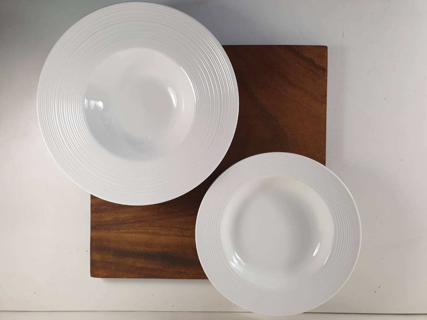 11吋 9吋純白陶瓷彩虹線義大利麵盤 飛碟盤 草帽盤 西餐餐廳用 | 第一張展示圖