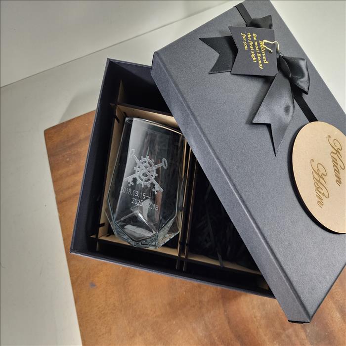 玻璃杯雕刻 細緻鑽形威杯 雙入禮盒 可刻名字 LOGO 附禮盒紙袋 木質賀卡 | 展示圖